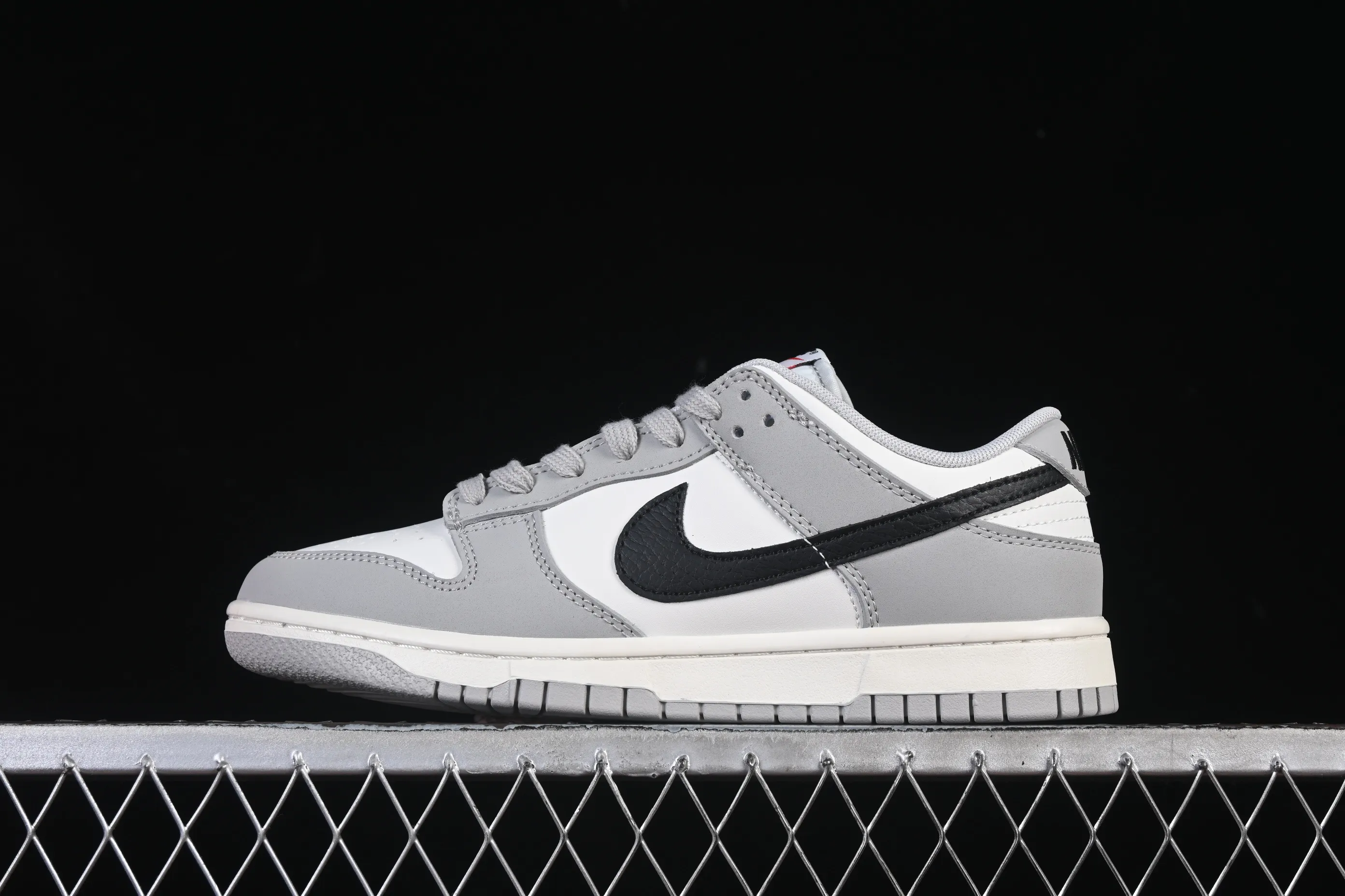 All categories Nk SB Dunk series Nk SB Dunk Low low-top sneakers Nike SB Dunk Low white, black and gray low-top casual sneakers IB3079-101